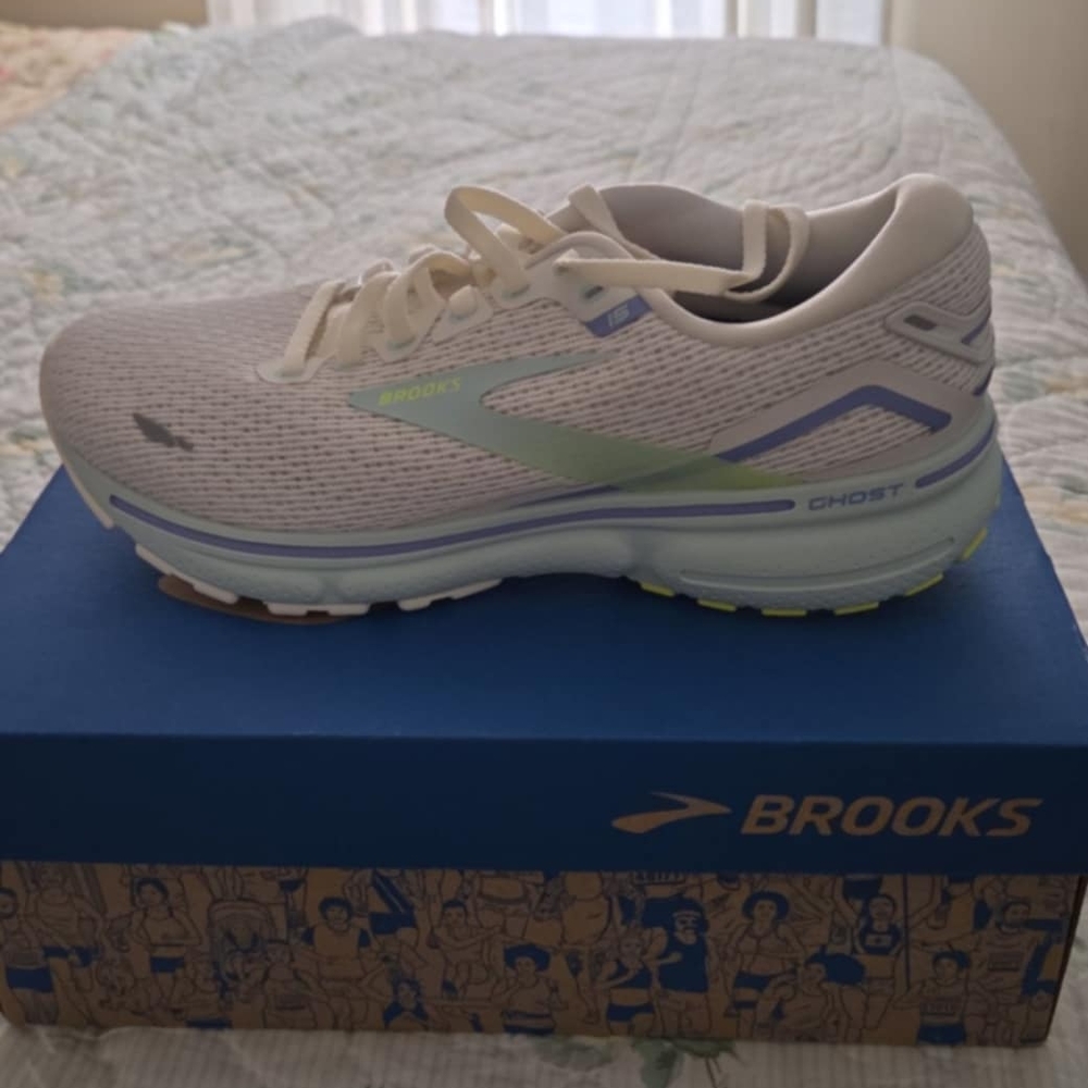 Brooks Cream and Green Athletic Shoes with Mesh Upper